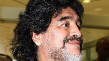 Maradona bajo de una patada al hijo del Kun